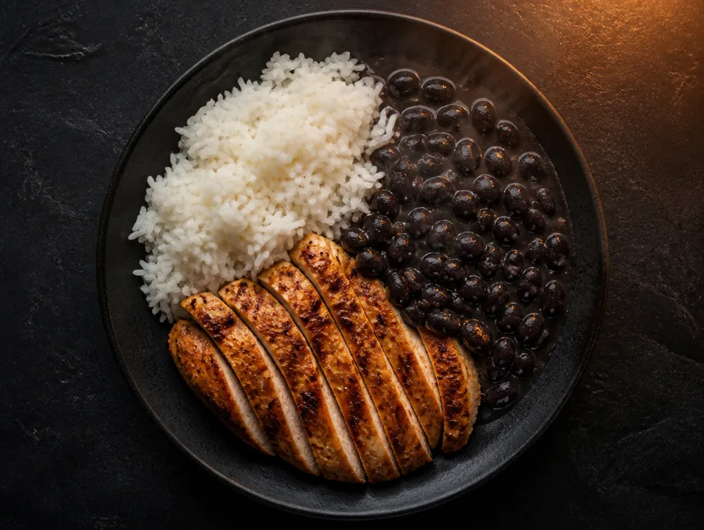 Prato de arroz, feijão preto e frango grelhado sendo analisado pela IA